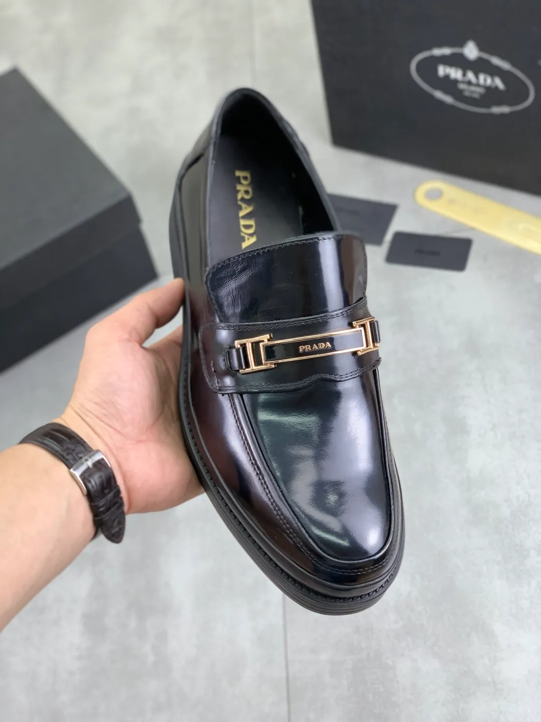 Men's shoes 💰P540 New PRADA Prada spring new casual leather shoes Original purchase, development and production Prada Men's Classic Series Technological breathable fabrics with cowhide Casual sports shoes Casual sports dad shoes combine high-tech breathable materials and cowhide, with exclusive button decoration on the sides. The outsole is full of P italic design and bright colors to show vitality and continue the brand design inspiration. Stroll around the city lightly and feel free and comfortable. Delivered in exquisite packaging 🛍📦 ▪️Material: original customized calfskin with breathable material ▪️Inner lining: cowhide lining ➕cowhide feet ▪️Outsole: open-molded TPU rubber material ▪️Sole thickness: 3.5CM ▪️Size: Men's 38-44 (45 can be customized) Multiple colors available